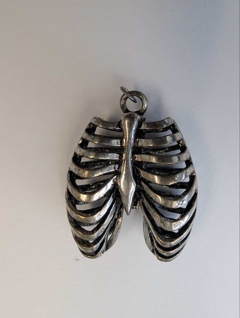 VTG SILVER TONE RIB CAGE PENDANT/CHARM - Picture 3 of 5